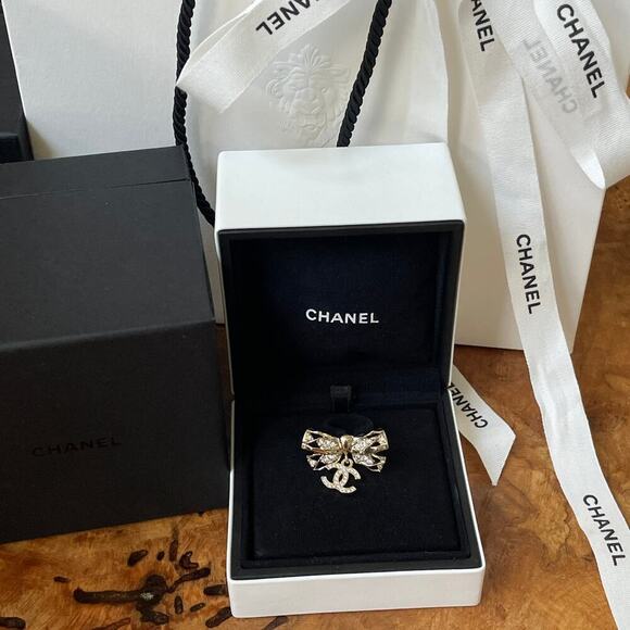 Chanel 24B Bow Ring | 24K GP Crystal CC Charm, Size 6, Hallmarked RARE Authentic - Picture 5 of 12